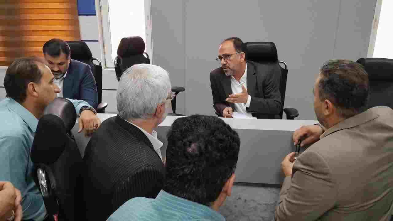 تداوم خدمت حتی در تعطیلی: حضور دادستان مرکز خوزستان در اوج گرما برای دیدار با ۳۲ نفر از مراجعهکنندگان تداوم خدمت حتی در تعطیلی: حضور دادستان مرکز خوزستان در اوج گرما برای دیدار با ۳۲ نفر از مراجعهکنندگان