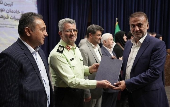 دکتر محمدجوروند مدیرکل میراث فرهنگی،گردشگری و صنایع دستی خوزستان بعنوان مدیرکل برتر نوروزگاه 1404 تجلیل شد.