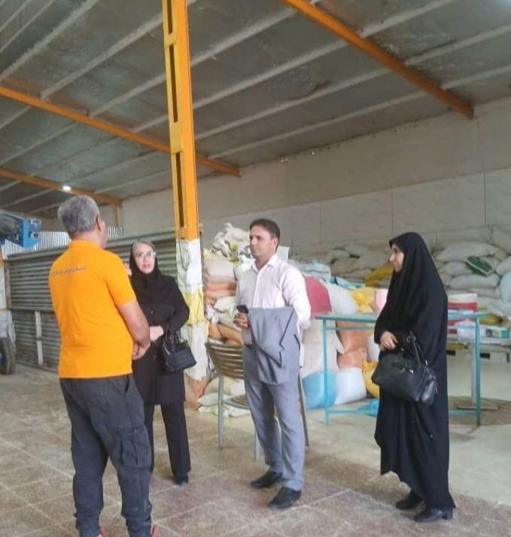 بازدید ریاست محترم بهزیستی اهواز از یک طرح اشتغال کارفرمایی فعال در حوزه تأمین خوراک آبزیان بازدید ریاست محترم بهزیستی اهواز از یک طرح اشتغال کارفرمایی فعال در حوزه تأمین خوراک آبزیان